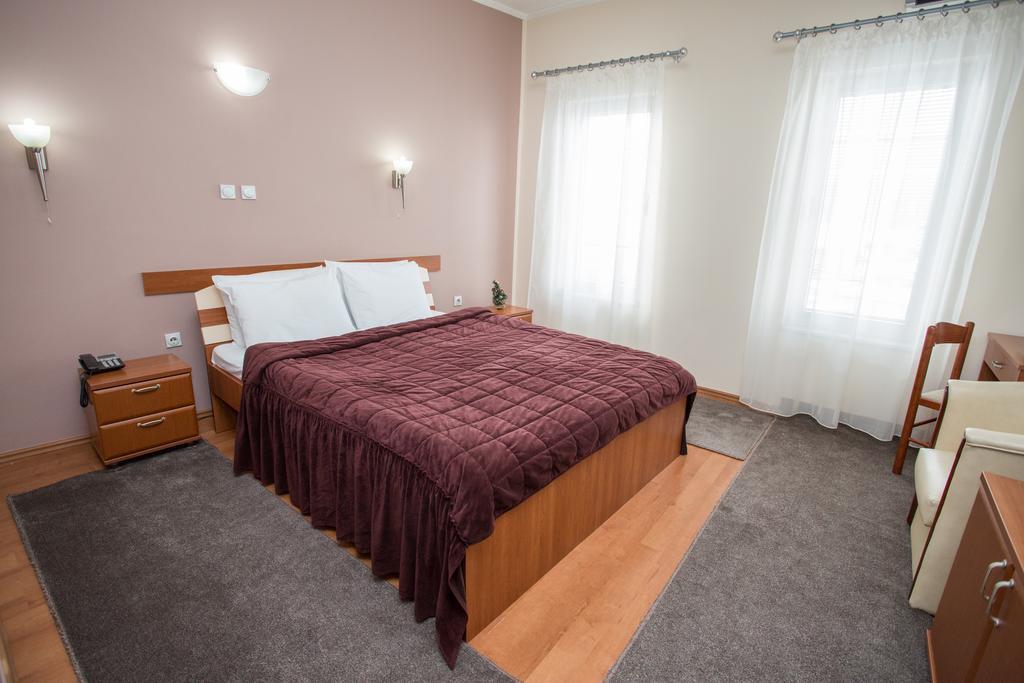 Sin-Kom Hotel Garni Pirot Zimmer foto